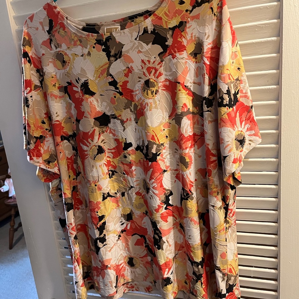 Ladies flowered JM Collection blouse, size 3X.  Cross-posted.